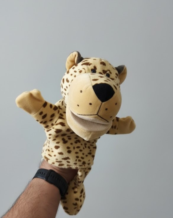 دمية يد مرقطة بتصميم فهد لطيف